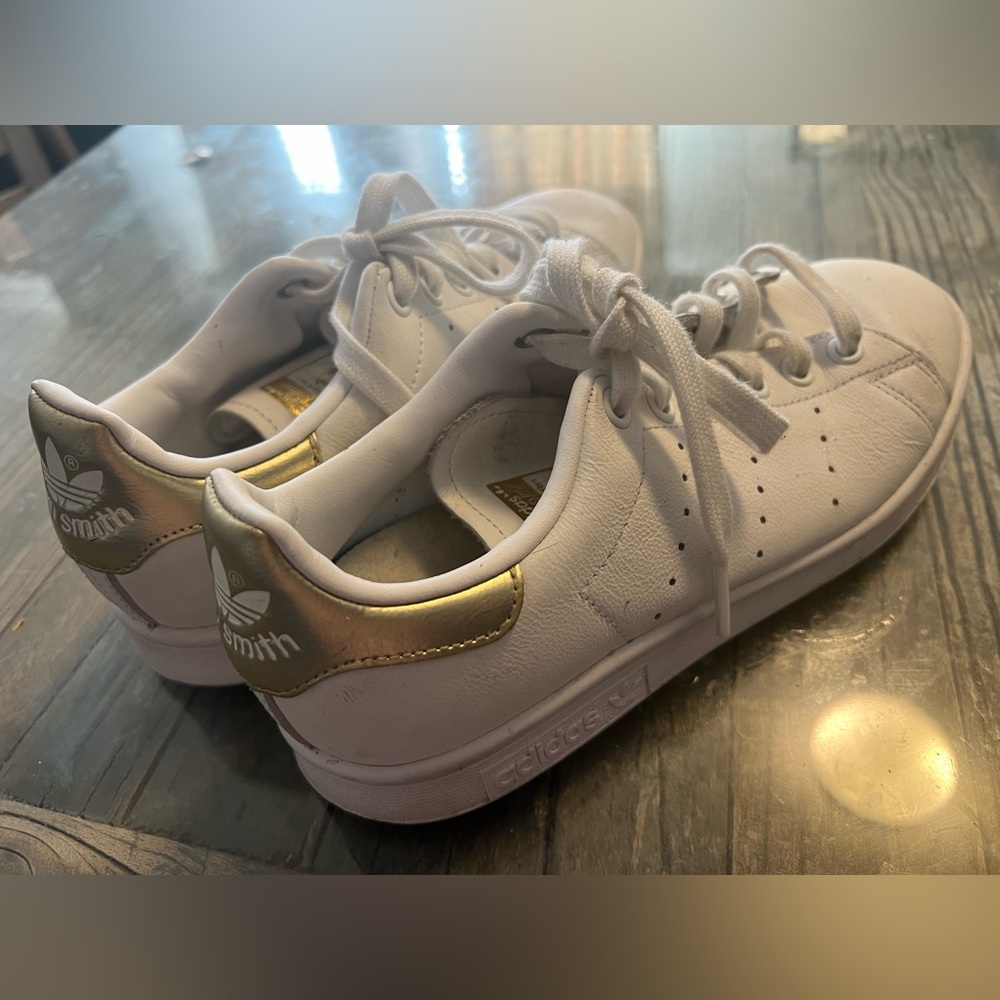 Adidas Stan Smith women’s White sneakers with gold trim